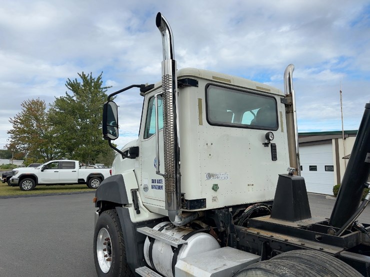 2014-caterpillar-ct660-image-13