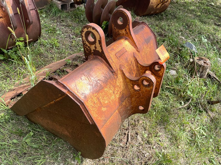 #1140-•-7-tooth-excavator-bucket-with-flat-bucket-piece-image-7