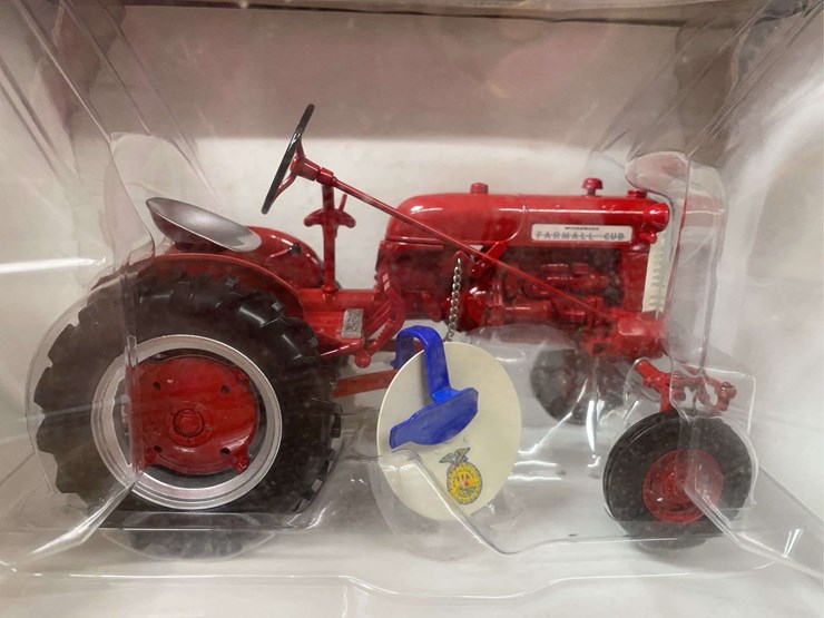 1/16-farmall-cub-w/disc-plow-2010-iowa-ffa-nib-sc-image-7