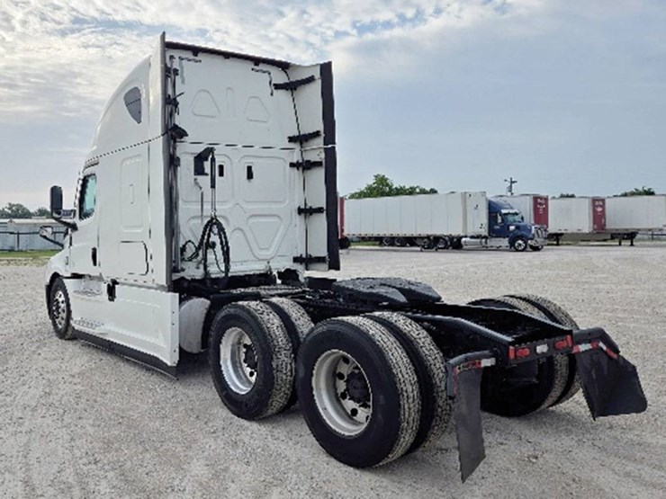 2020-freightliner-cascadia-126-image-2