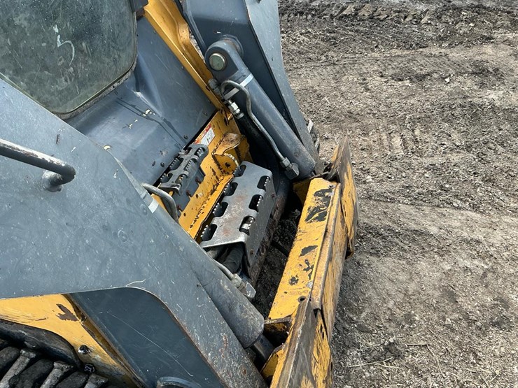 2014-deere-333e-image-17