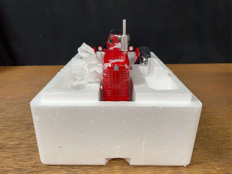 1/16-farmall-400-precision-nib-ertl-image-6