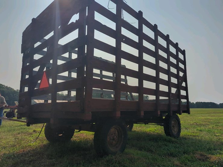 knowles-kicker-hay-rack,-16-ft-x-7-ft-x-8-ft,-5-6-ton-capacity,-wood-and-metal,-15-inch-tires.-image-4