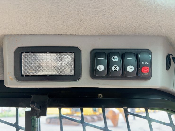 2019-caterpillar-259d-image-26