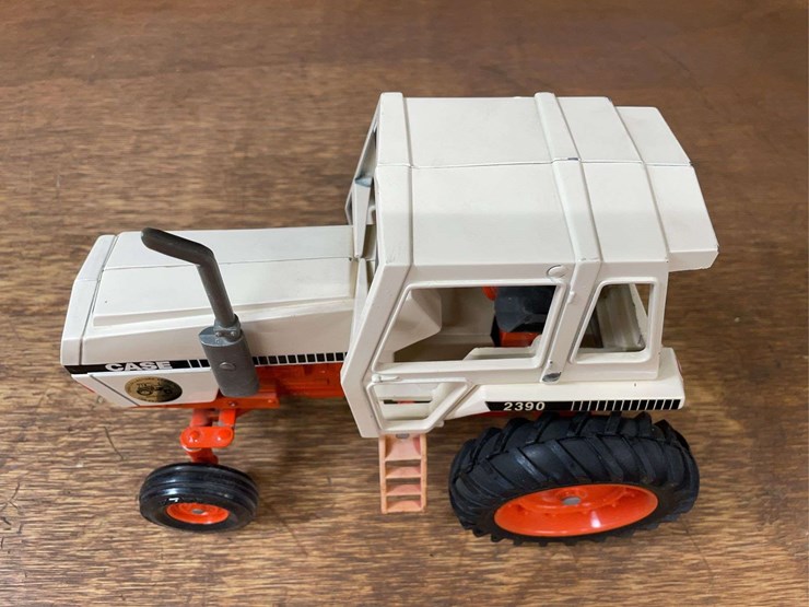 1/16-case-2390-collector-ertl-image-3
