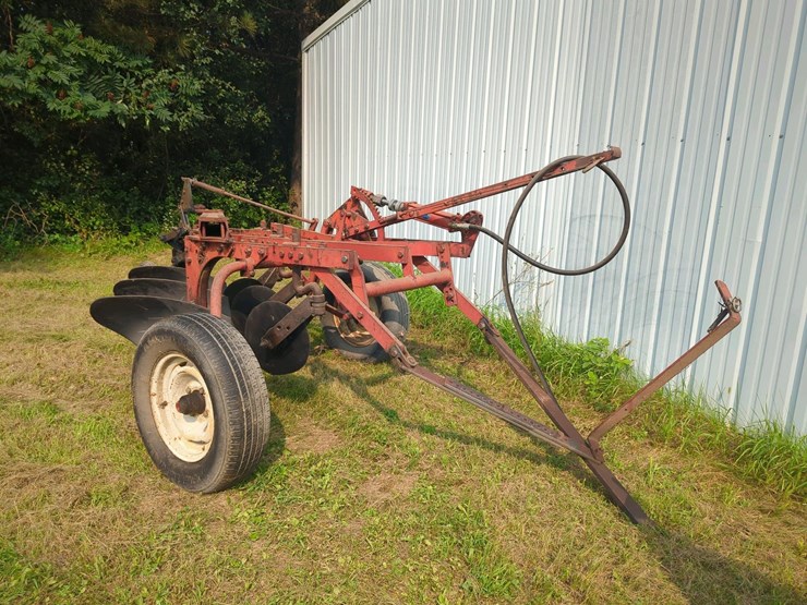 ih-#60,-3-x-16-trip-bottom-pull-type-plow-with-hydraulic-lift-system-image-2