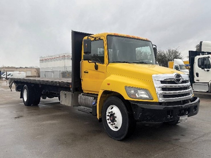 2019-hino-268-image-1