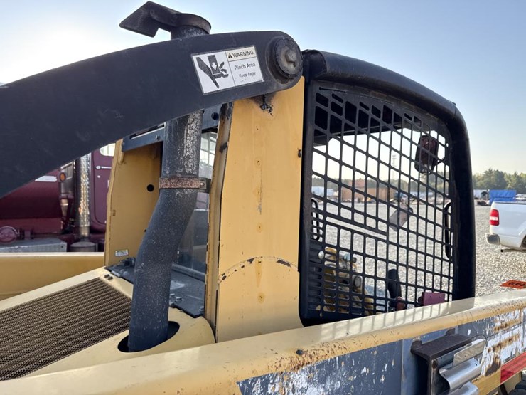 2008-deere-320-image-34