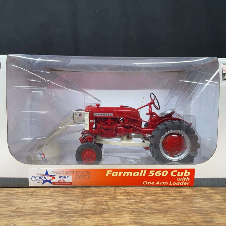 1/16 Farmall 560 Cub w/Loader 2013 Pork Expo NIB SC