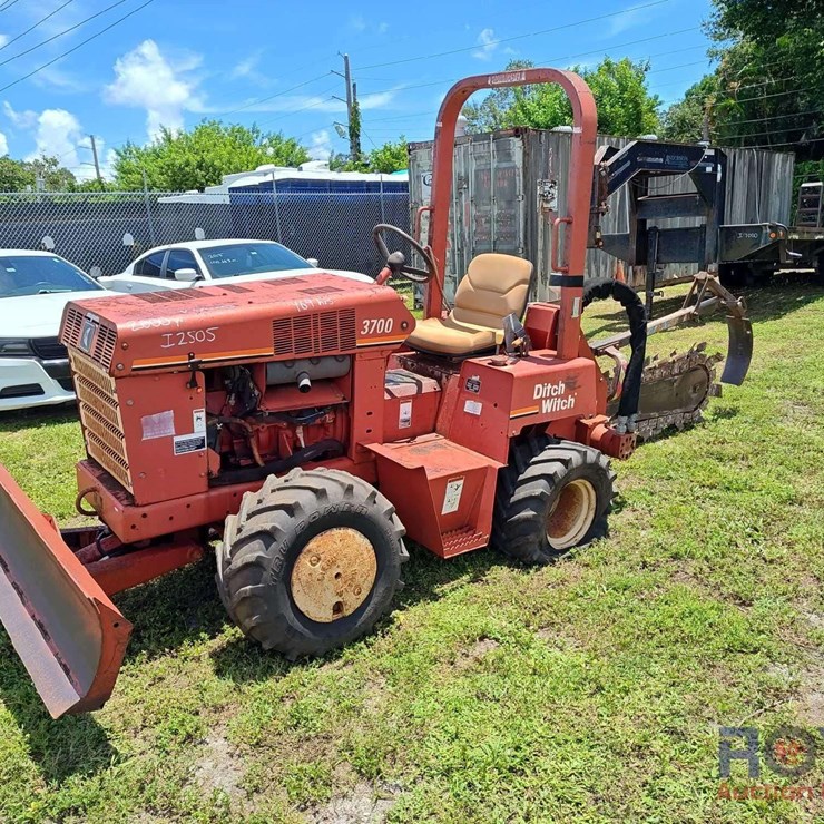2000 DITCH WITCH 3700DD
