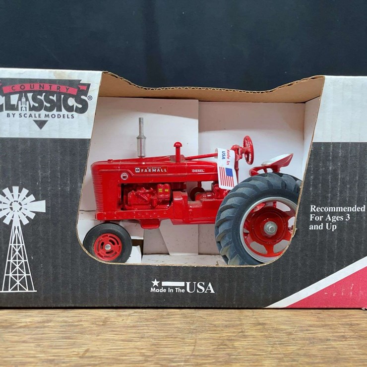 1/16 Farmall Super MD NIB SM