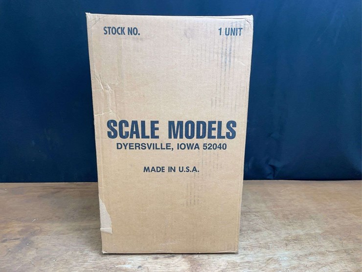 1/8-farmall-m-nib-sm-image-9