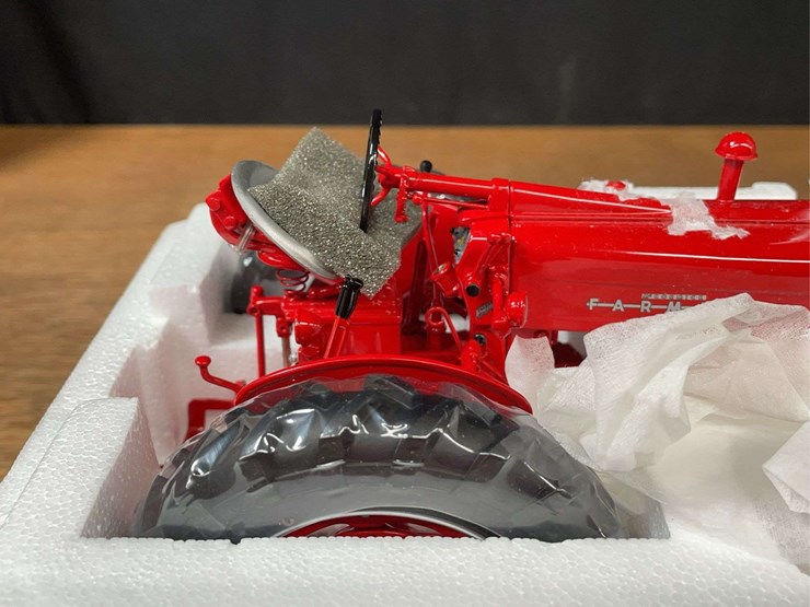 1/16-farmall-400-precision-nib-ertl-image-12