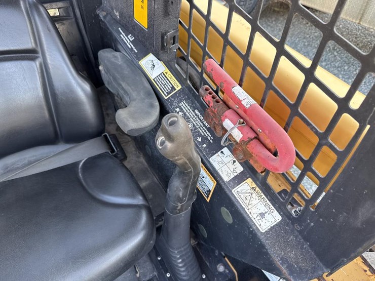 2008-deere-320-image-40