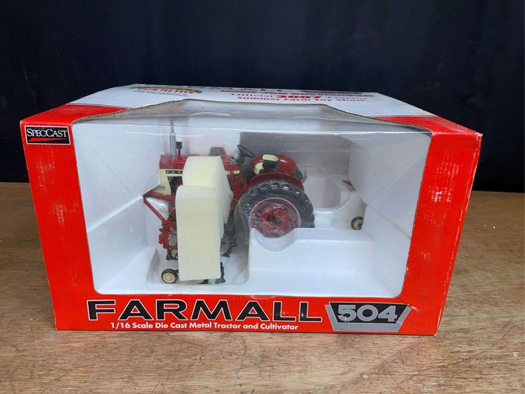 1/16-farmall-504-w/cultivator-2007-sfts-nib-sc-image-1