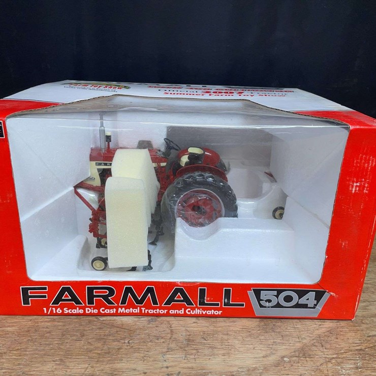 1/16 Farmall 504 w/Cultivator 2007 SFTS NIB SC