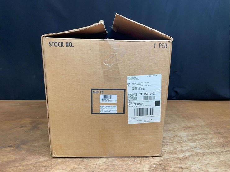 1/8-farmall-450-nib-sm-image-13