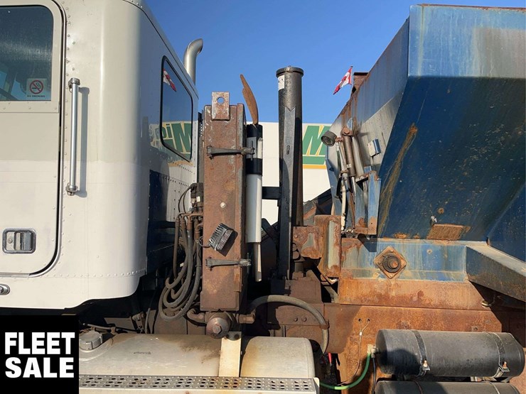2005-freightliner-fld112-image-19