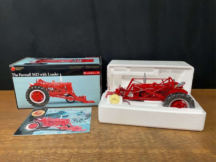 1/16-farmall-md-w/loader-precision-nib-ertl-image-1