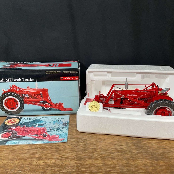 1/16 Farmall MD w/Loader Precision NIB Ertl
