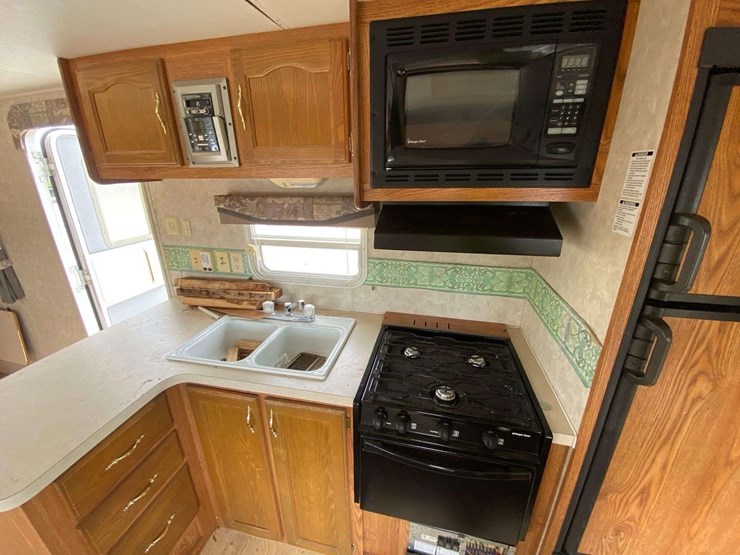 2004-cherokee-lite-28a-30ft-t/a-travel-trailer-image-12