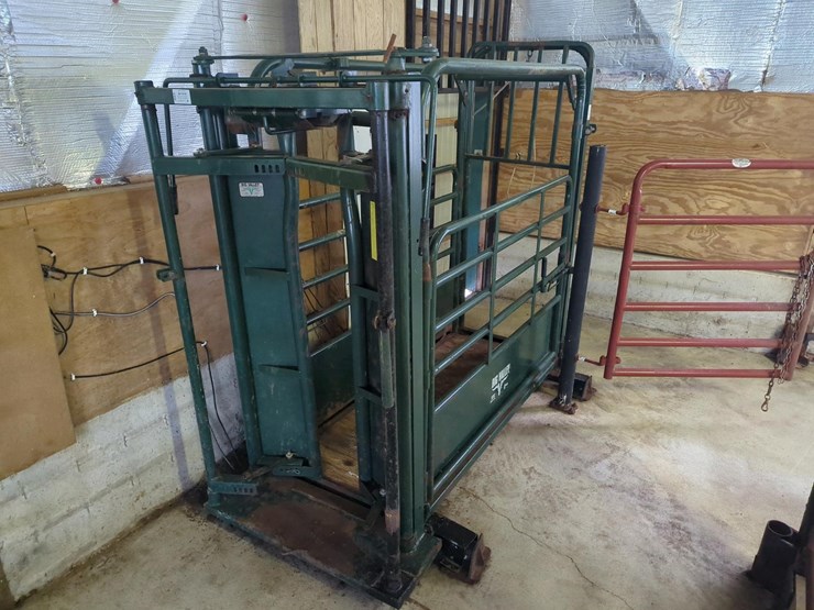 big-valley-livestock-squeeze-chute-&-scale,-model-60110-02,-metal,-nek-stender-headgate-image-1