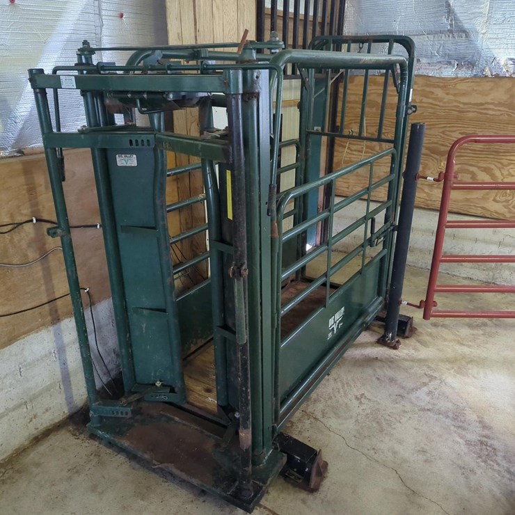 Big Valley Livestock Squeeze Chute & Scale, Model 60110-02, Metal, Nek-Stender Headgate