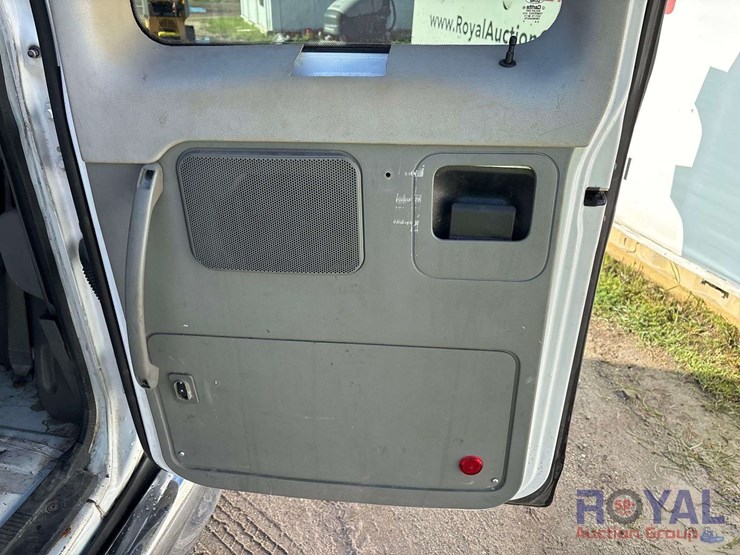2011-ford-e350-image-25