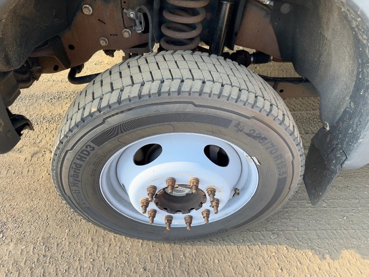 2012-ford-f550-xl-image-11