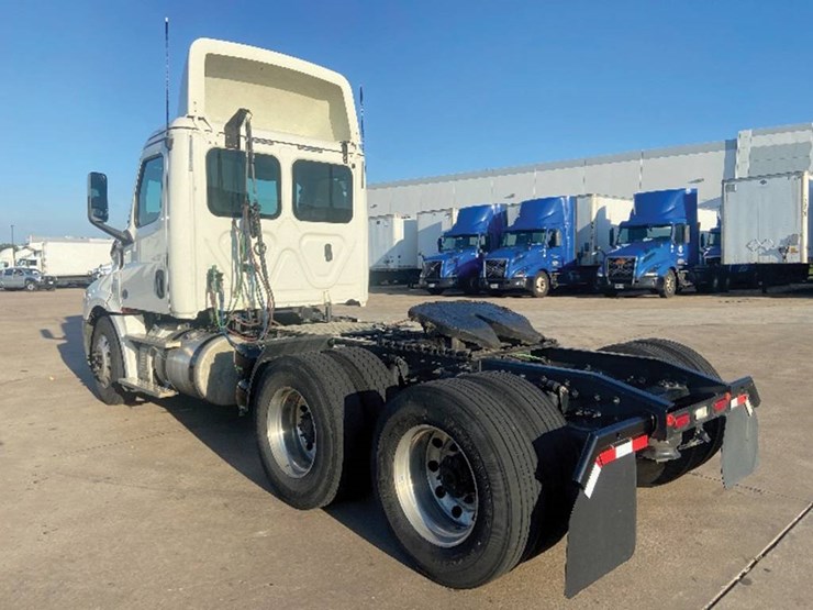 2019-freightliner-cascadia-126-image-2