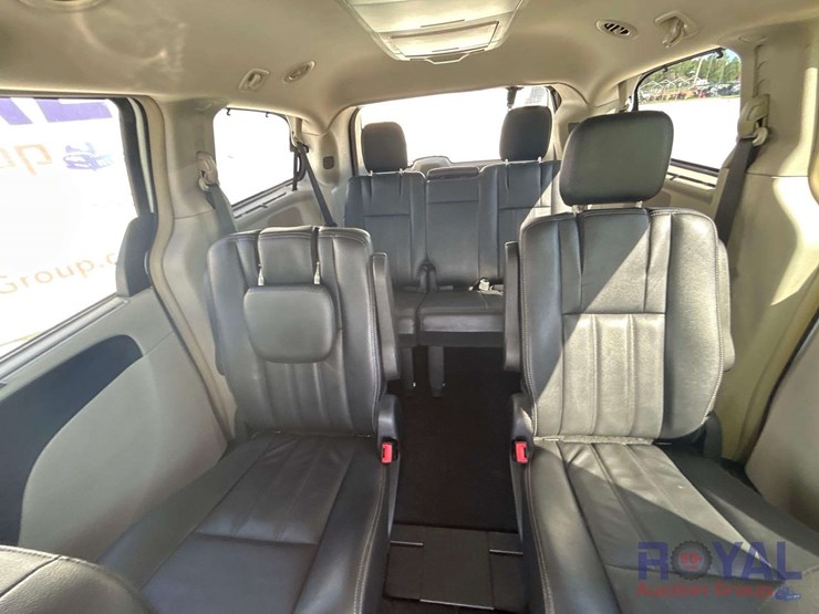 2016-chrysler-town-&-country-image-19