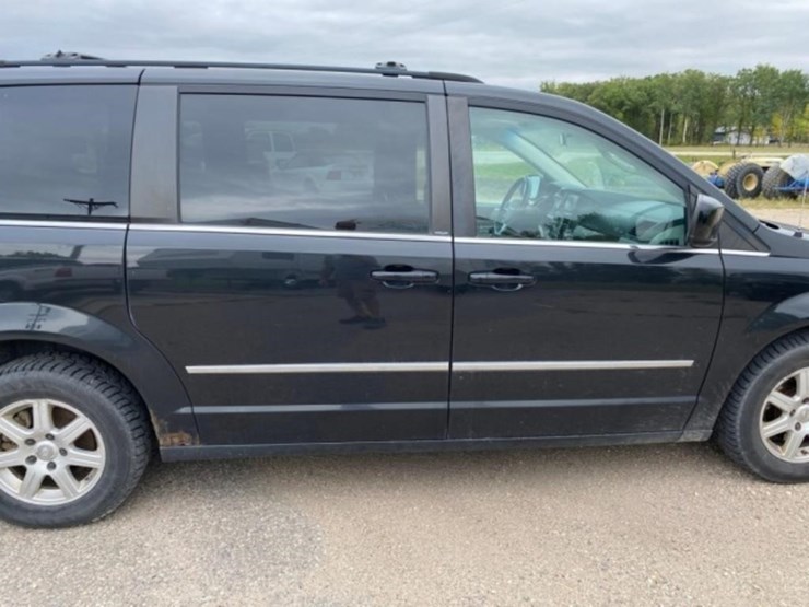 2010-chrysler-town-&-country-image-19