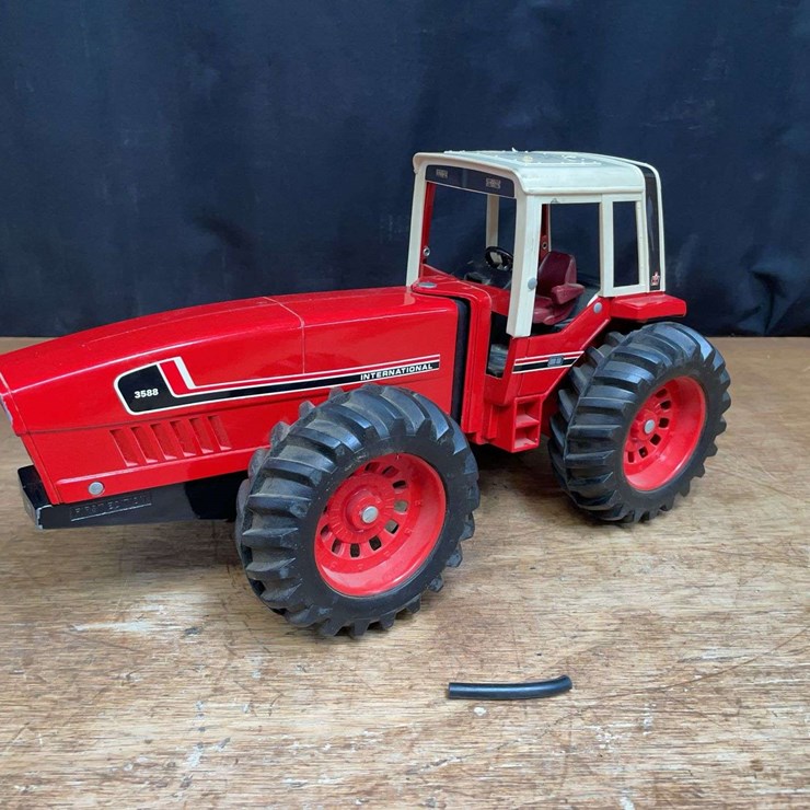 1/16 IH 3588 First Edition Ertl