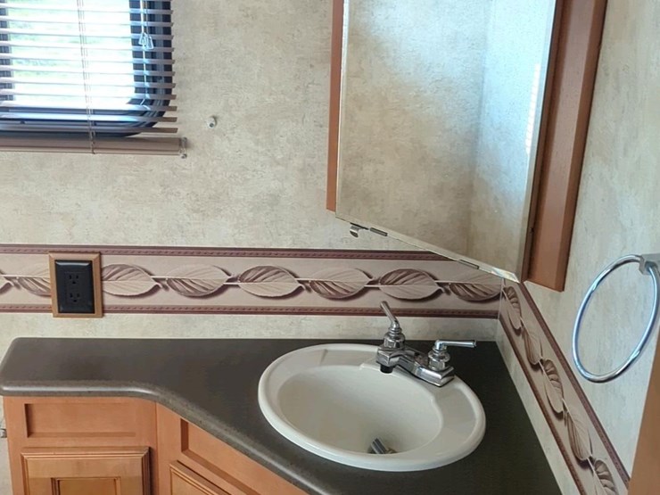 2012-winnebago-vista-class-a-motorhome,-2-slide-outs,-ford-v10-engine-image-22