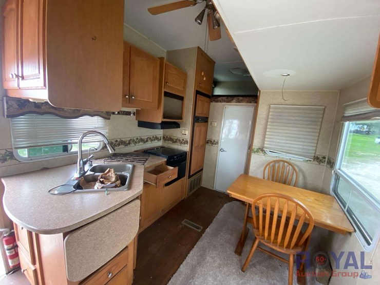 2006-victory-lane-36srv-39ft-tri-axle-5th-wheel-toy-hauler-travel-trailer-image-9