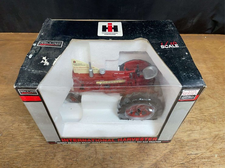 1/16-farmall-350-demonstrator-nib-sc-image-3