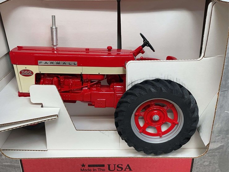 1/8-farmall-560-collector-nib-sm-image-3