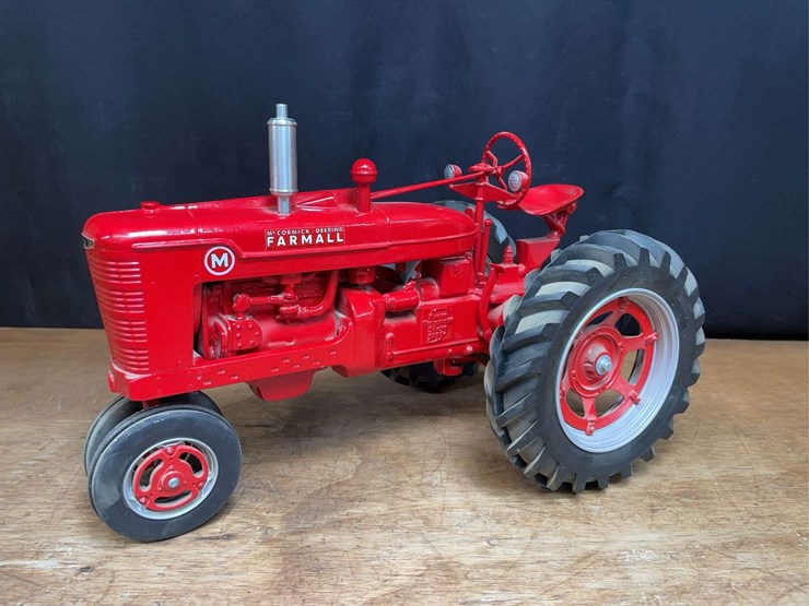 1/8-farmall-m-1995-fps-nib-sm-image-2