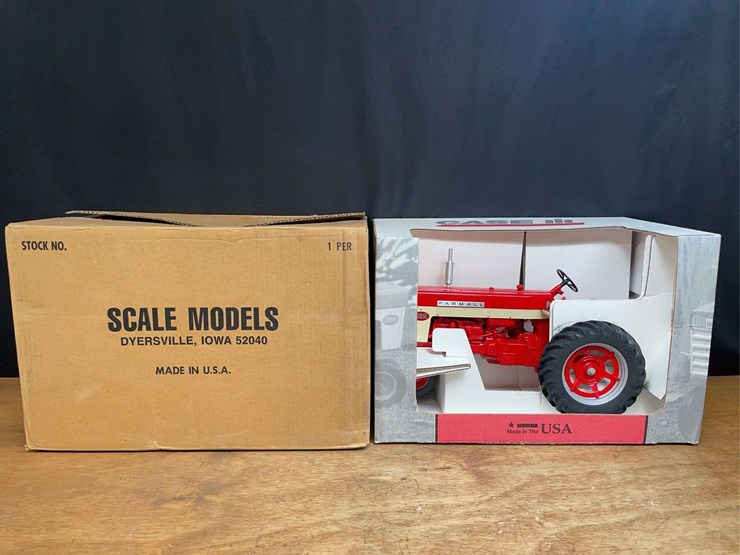 1/8-farmall-560-collector-nib-sm-image-1