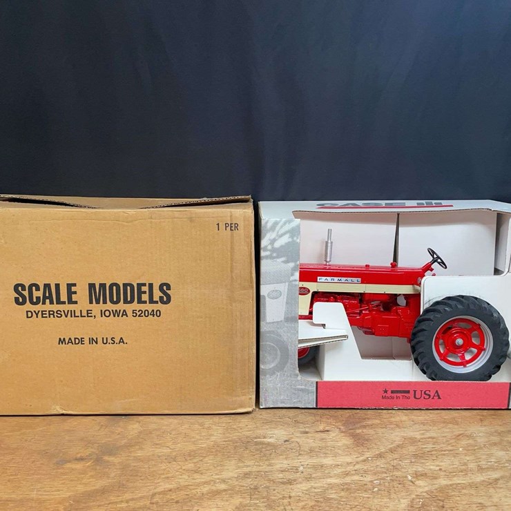 1/8 Farmall 560 Collector NIB SM