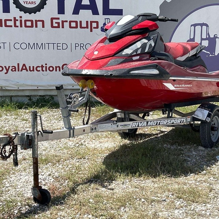 2023 Yamaha Wave Runner Deluxe with S/A Aluminum Trailer