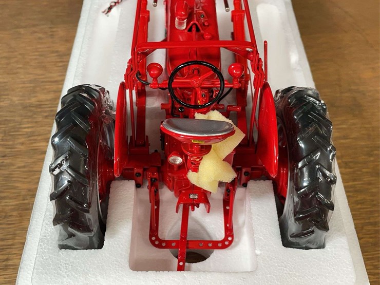 1/16-farmall-md-w/loader-precision-nib-ertl-image-12