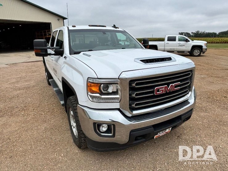 2017-gmc-sierra-2500hd-image-4