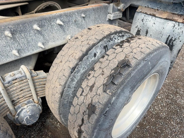 2017-mack-granite-gu713-image-20