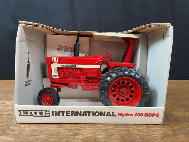 1/16-ih-hydro-100-nib-ertl-image-1