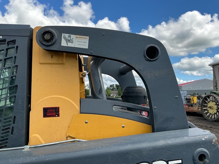 2014-deere-333e-image-30