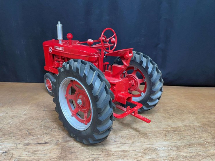 1/8-farmall-m-1995-fps-nib-sm-image-5