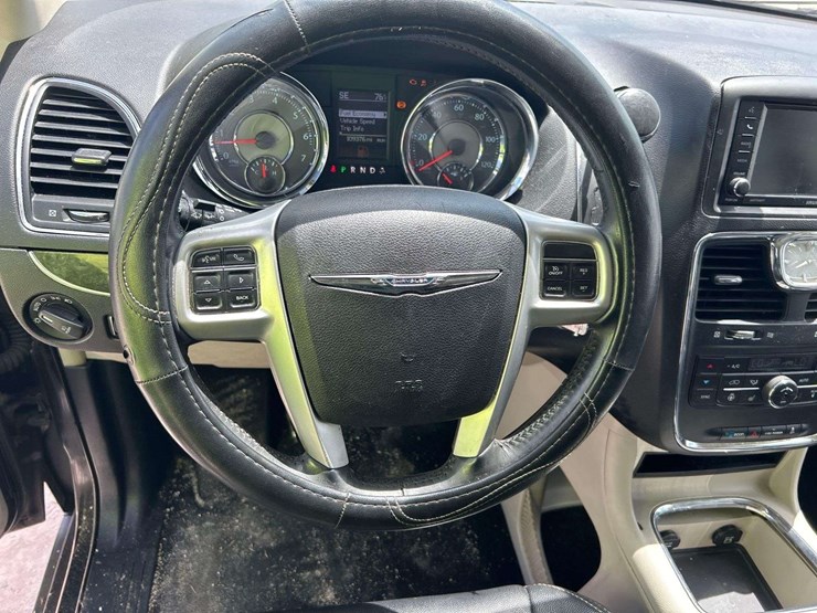 2015-chrysler-town-&-country-image-11