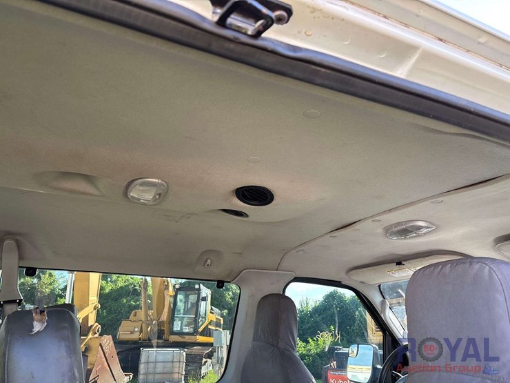 2011-ford-e350-image-23