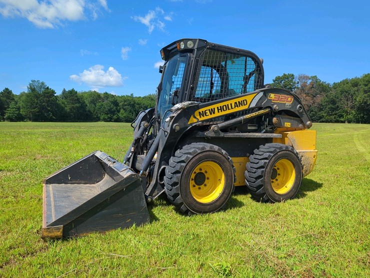 new-holland-l320-image-1